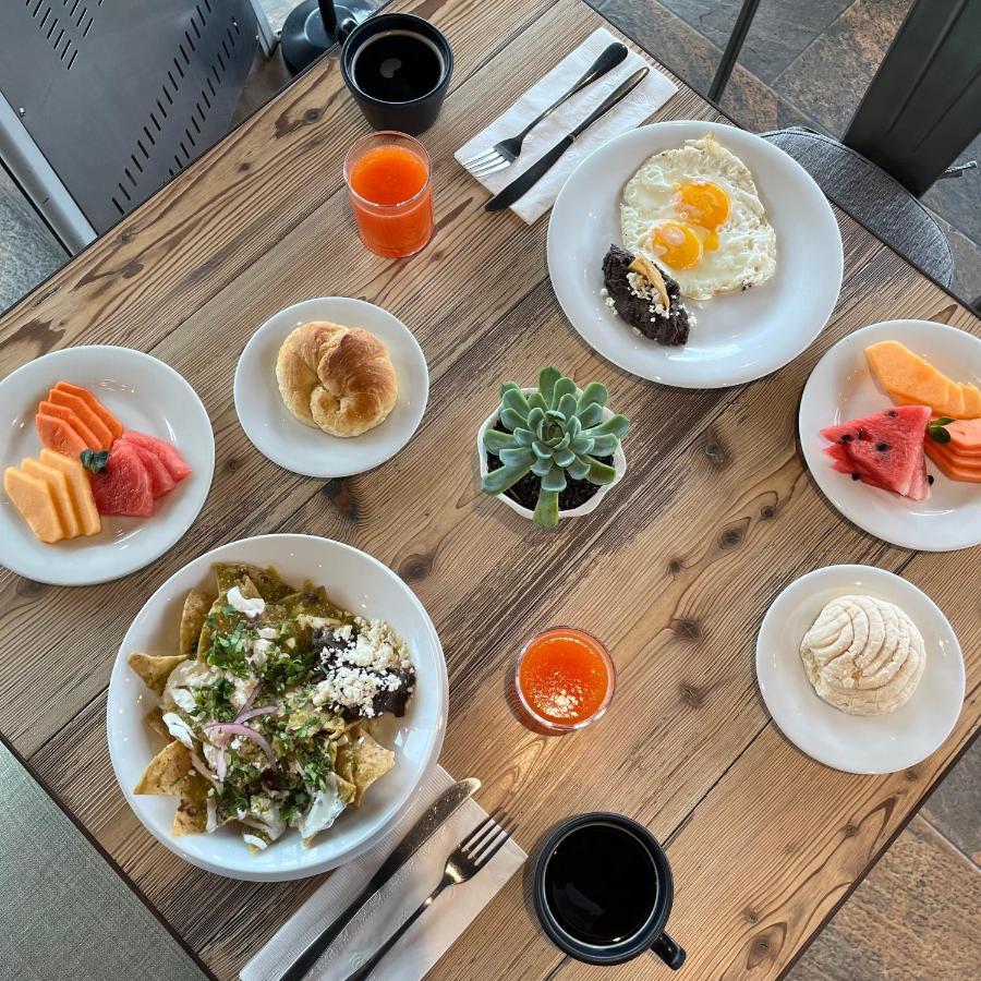 Stadia Suites Mexico City Santa Fe Luaran gambar Breakfast at the Hotel