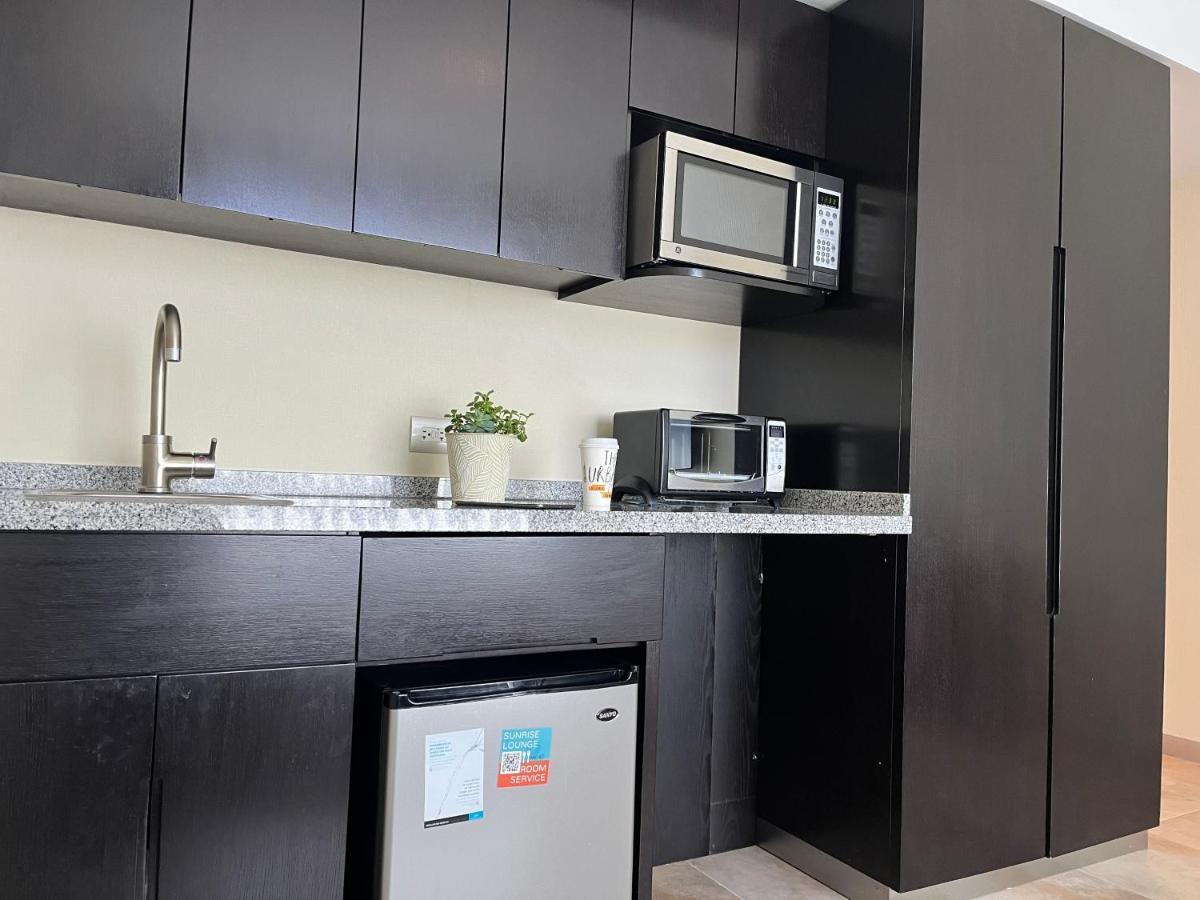 Stadia Suites Mexico City Santa Fe Luaran gambar A typical kitchen in a hotel room