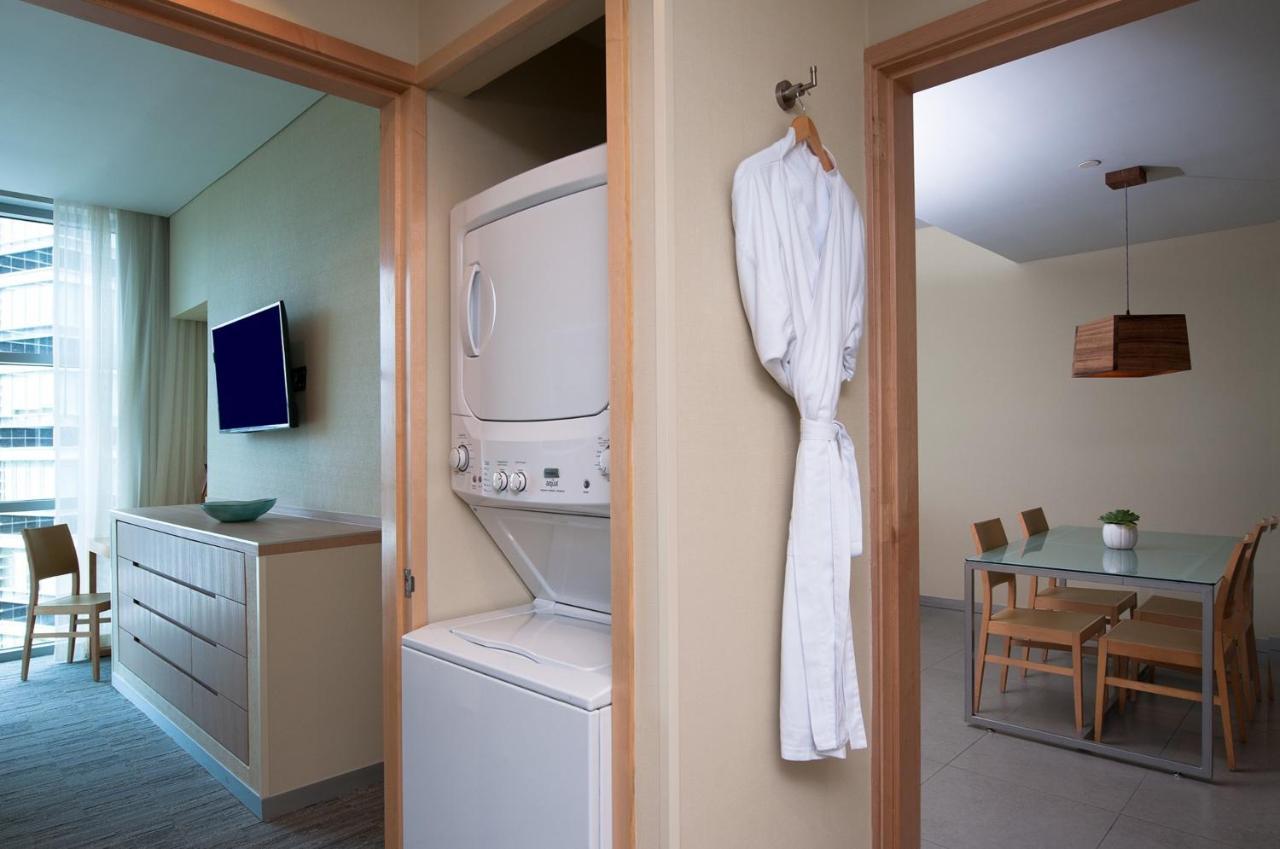 Stadia Suites Mexico City Santa Fe Luaran gambar A bathrobe hanging on a wall