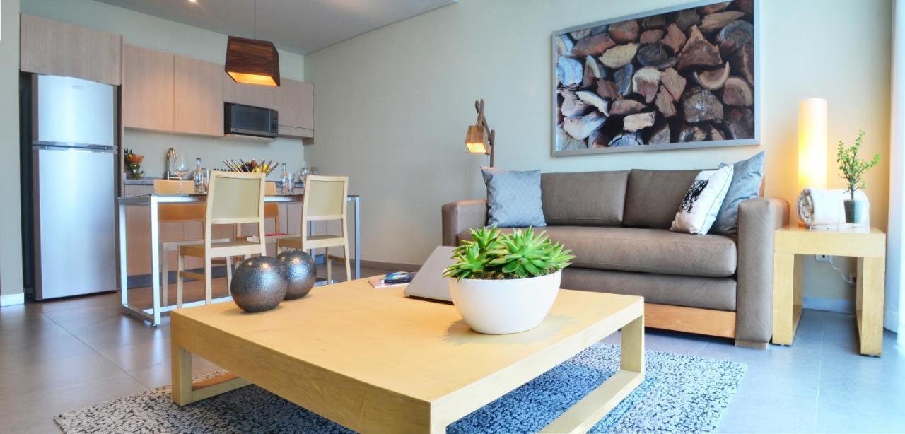 Stadia Suites Mexico City Santa Fe Luaran gambar A living room with a coffee table